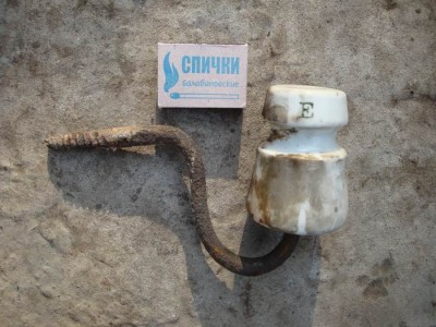 Проу обратить внимание на нестандартного вида форму! Сверху изолятор плоский и красочная буква Е