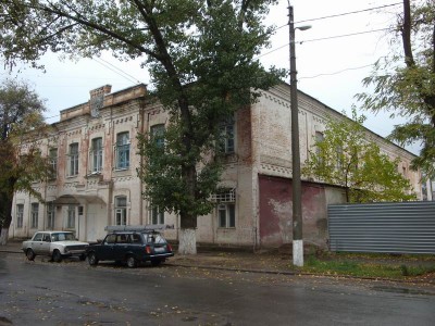 Построен из кирпичей с клеймами "В.Л."-выпуклое и "Х"-выпуклое . А еще этот дом примечателен тем что я в нем живу... точнее прописан.
