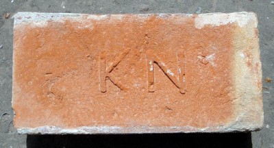 Обратите внимание , маломерка, подарок работяг, по их словам  находился в кладке с "армянским циферблатом". Явно планировалось как "КИ" но по чьейто воле оказалось в зеркале