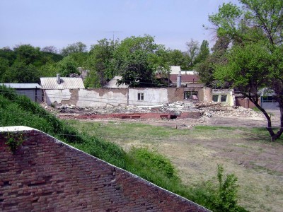 Так сейчас выглядит с валов Азовской крепости фундамент ОБЕР ОФИЦЕРСКИХ ПОКОЕВ, в подвалы попасть не удалось.