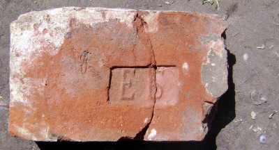 Почти в ровном вдавленном прямоугольнике выпуклые буквы "ЕБ"
