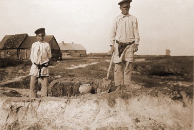 Копают глину. Городная 1912. Фото Исаака Сербова